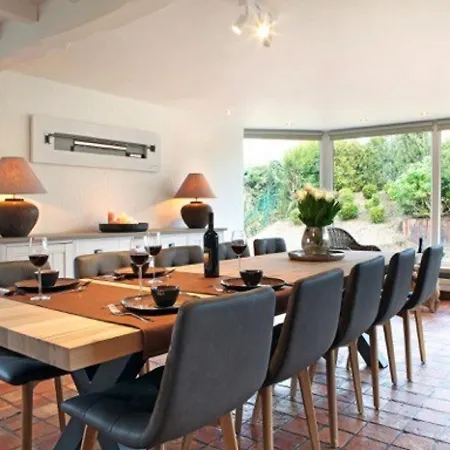 Modern In With Beach Nearby *